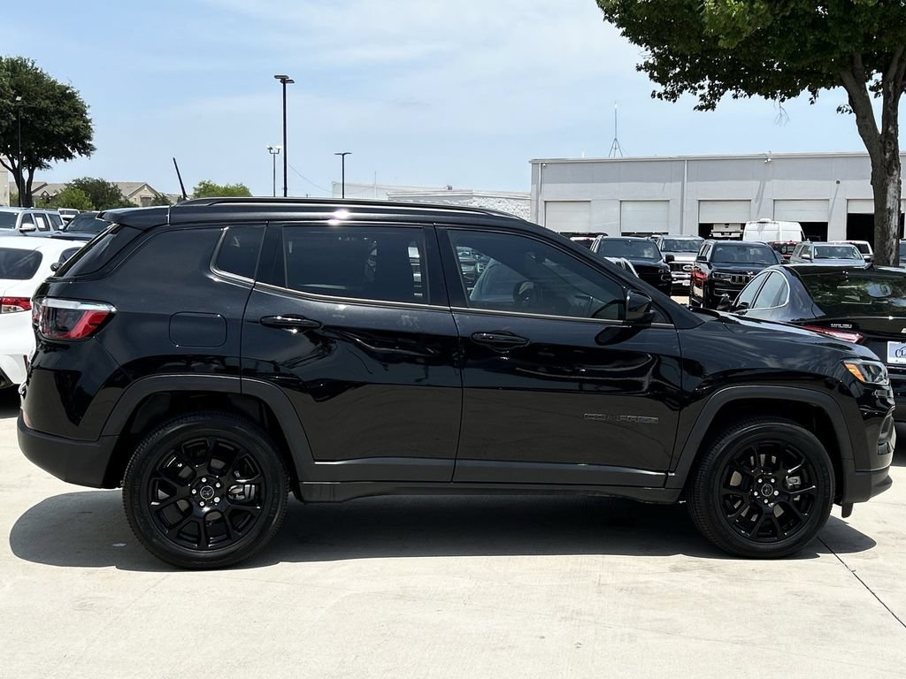 Used 2026 Jeep Compass Latitude AWD/4WD image 3