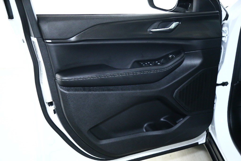 Used 2025 Jeep Grand Cherokee Altitude image 15