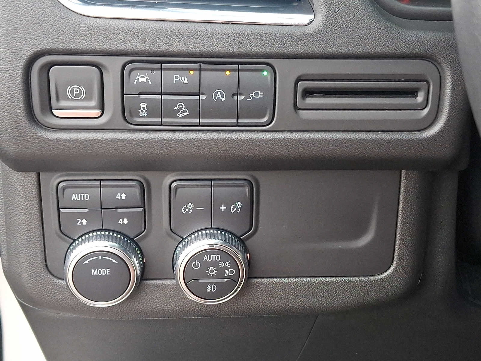Used 2022 GMC Yukon AT4 AWD/4WD image 25