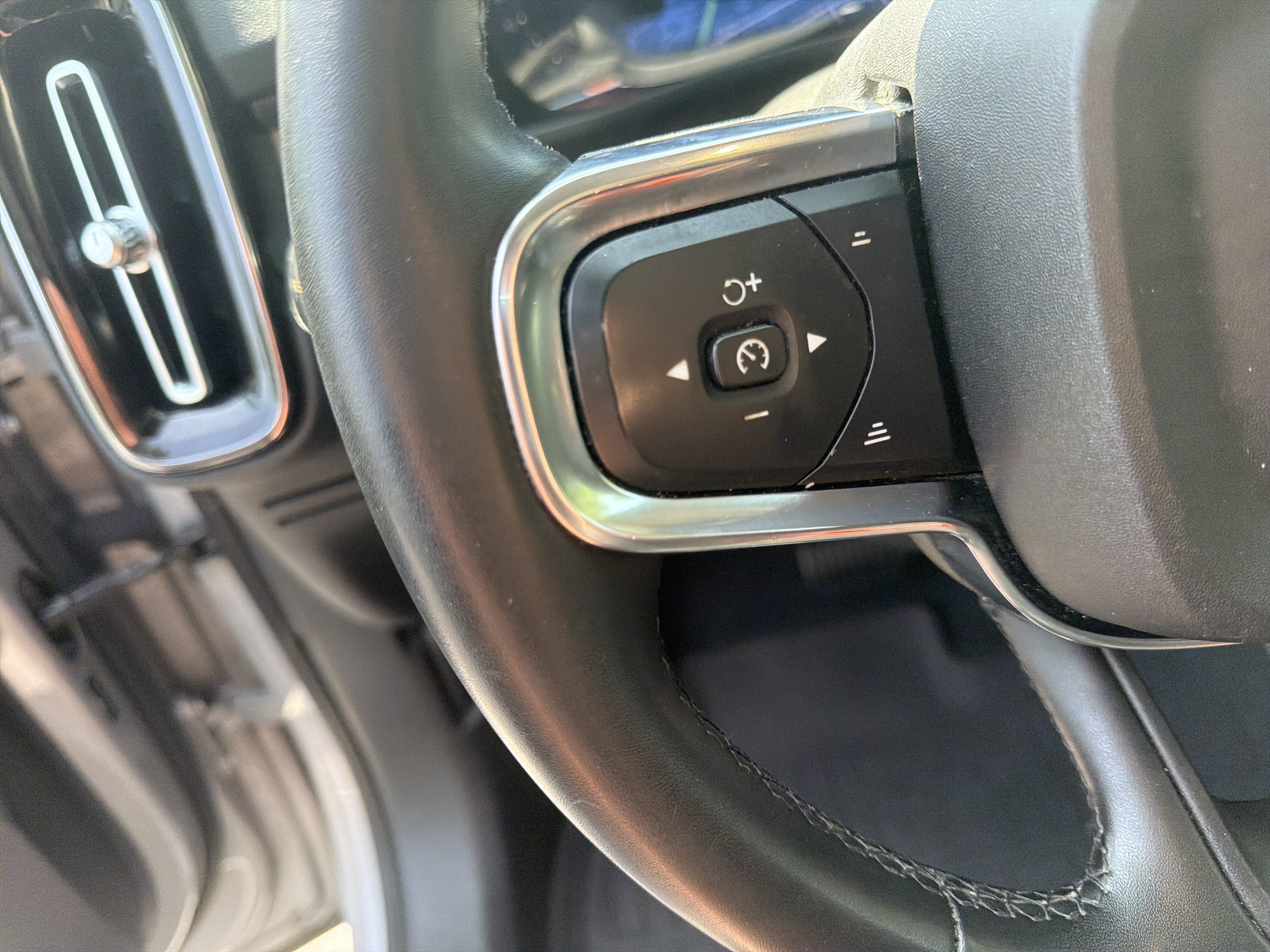 Certified 2023 Volvo XC40 B5 Ultimate w/ Protection Package Premier AWD/4WD image 19