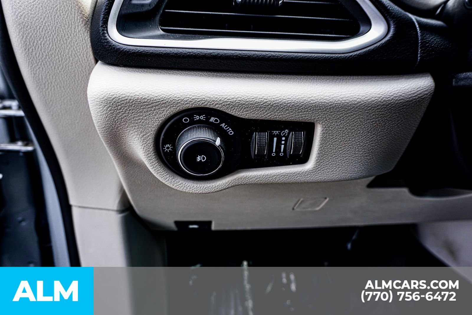 Used 2024 Chrysler Pacifica Touring-L image 37