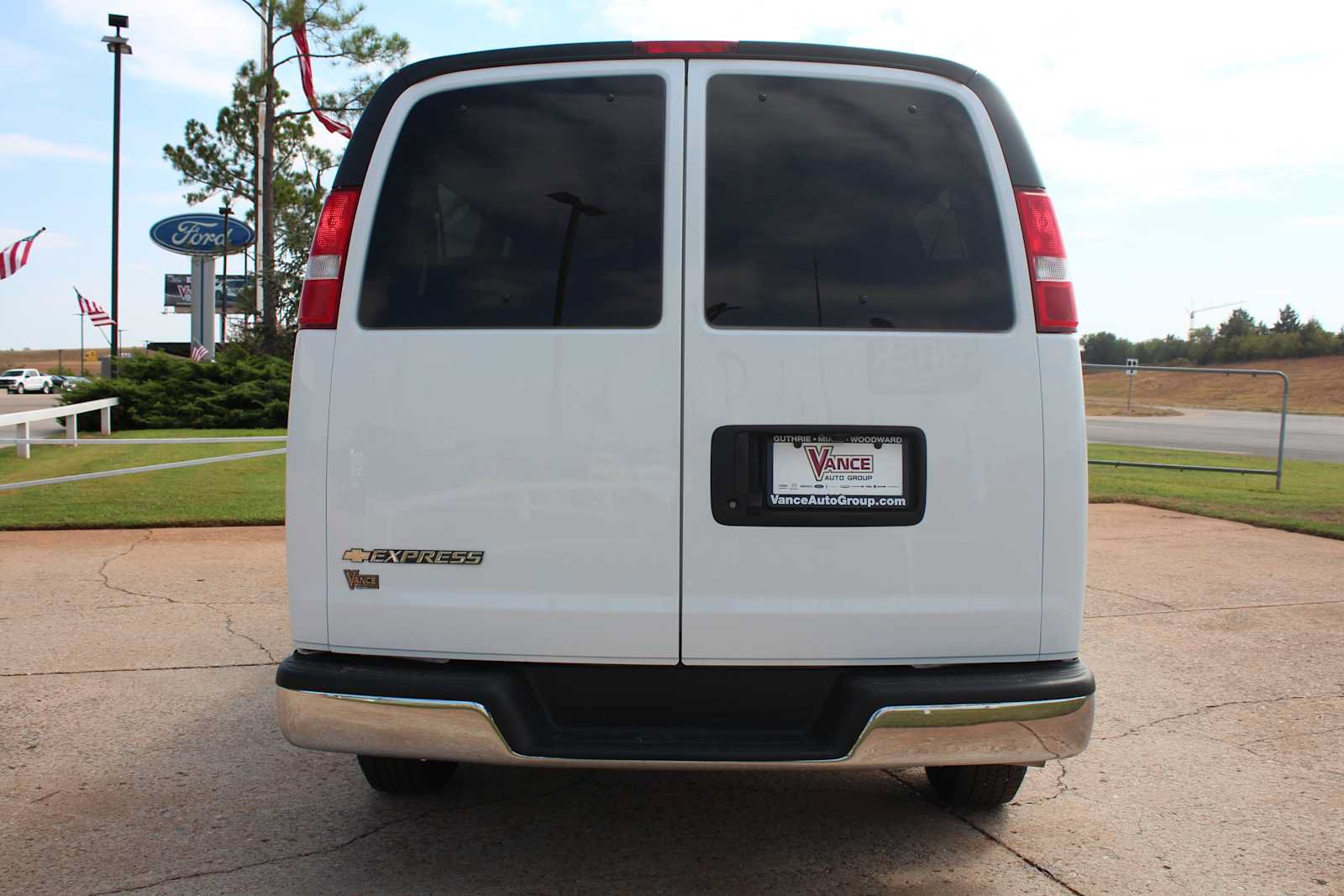 Used 2025 Chevrolet Express 3500 LT w/ LT Preferred Equipment Group RWD image 9