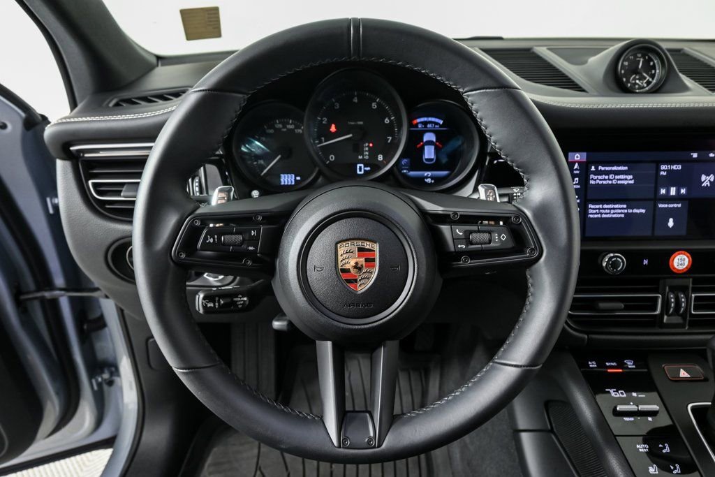 Certified 2025 Porsche Macan image 9