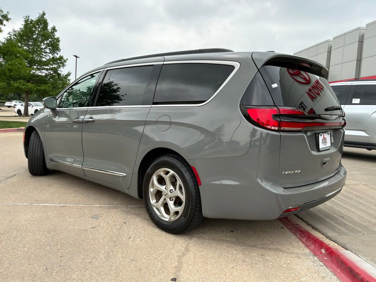 Used 2022 Chrysler Pacifica Limited FWD image 8