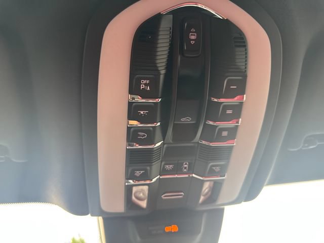 Used 2022 Porsche Macan AWD/4WD image 38