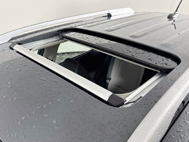 Certified 2025 Hyundai Venue SEL FWD image 33