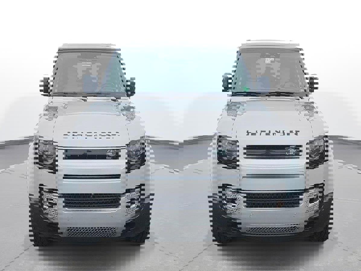 Used 2023 Land Rover Defender 130 SE image 2