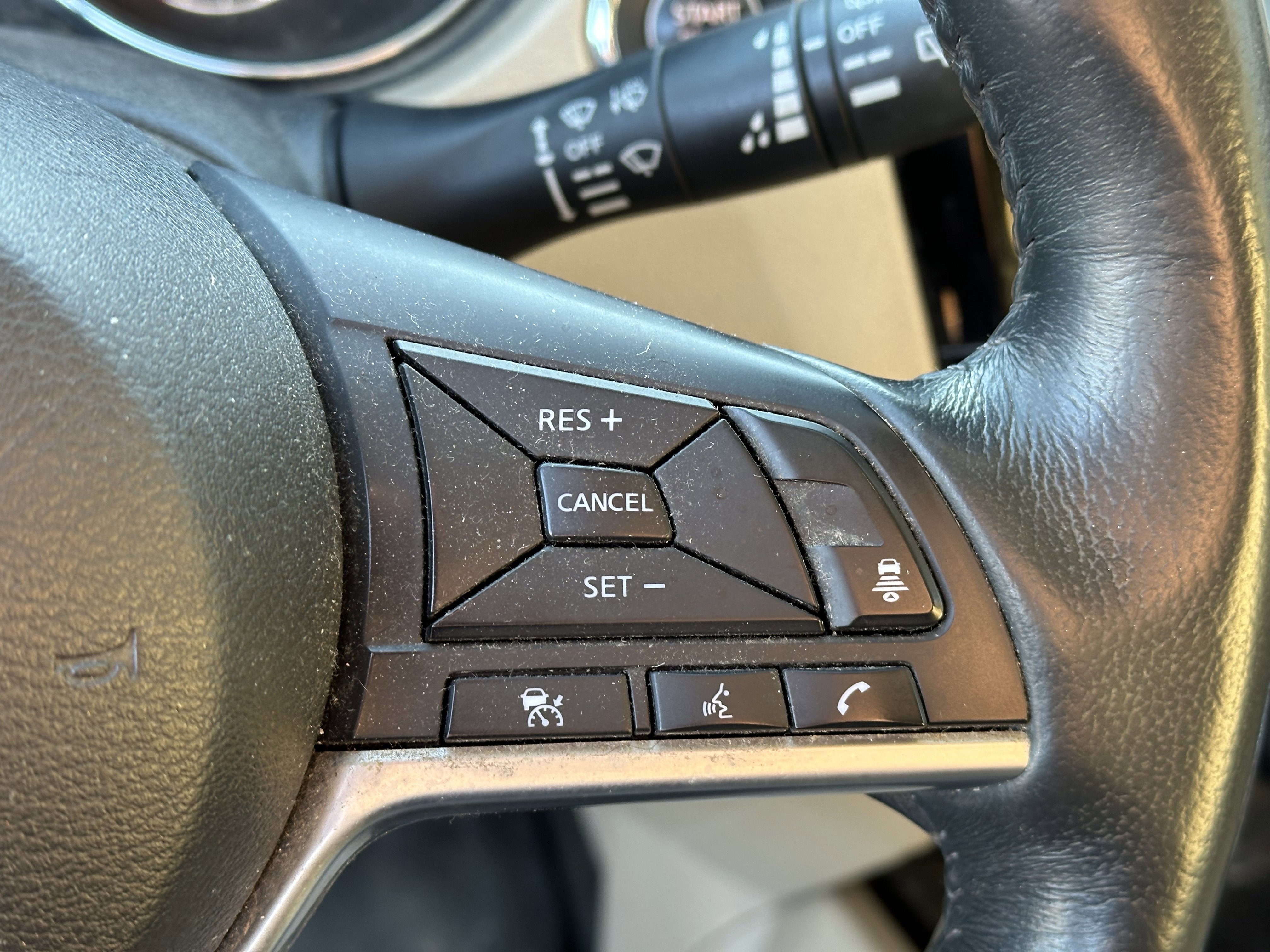 Used 2018 Nissan Rogue SV w/ Premium Package image 14