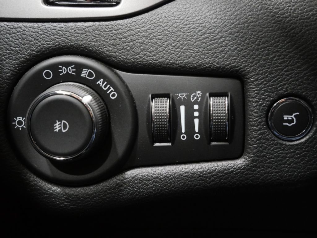 Used 2020 Jeep Cherokee Limited AWD/4WD image 15