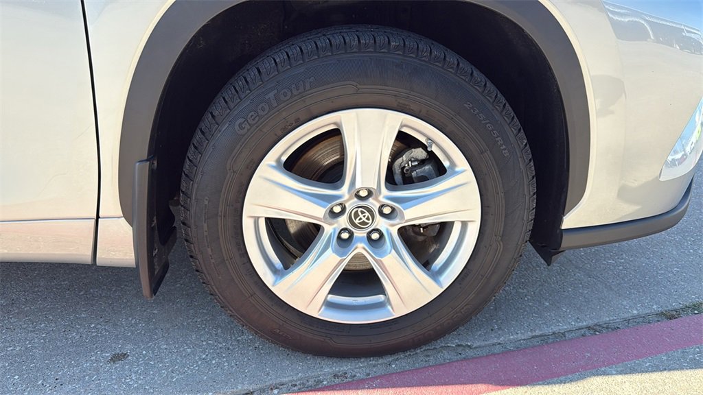 Used 2023 Toyota Highlander L image 34