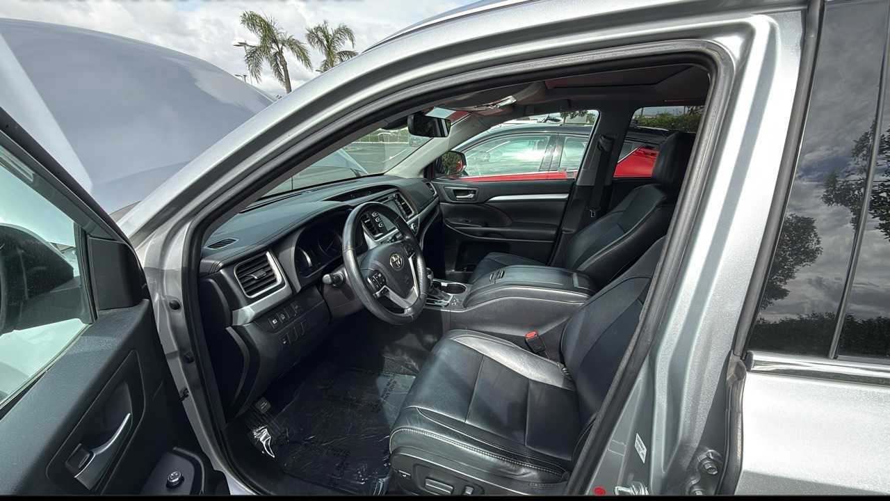 Used 2018 Toyota Highlander XLE image 3