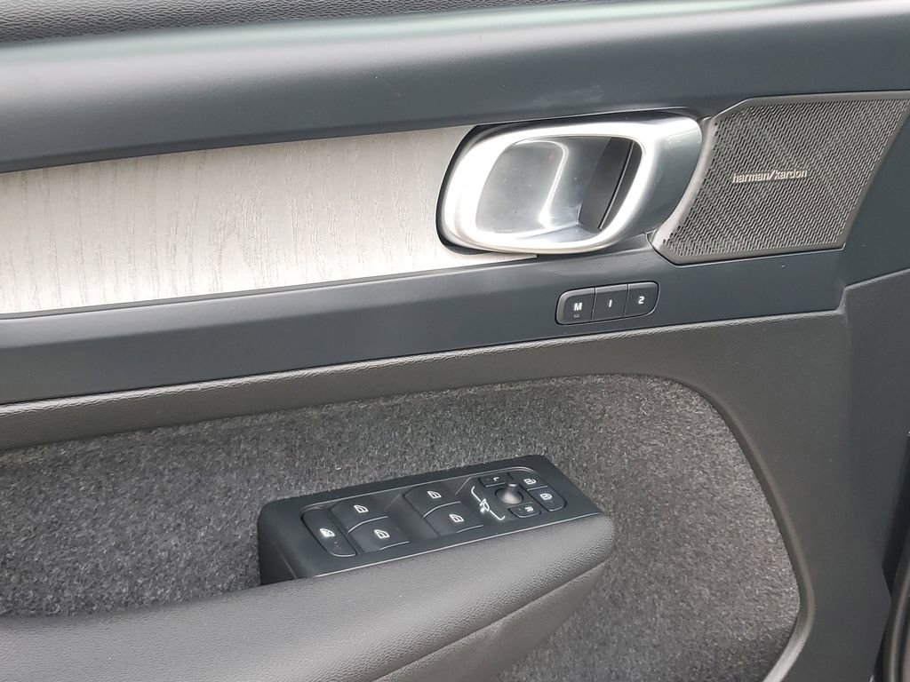 Certified 2026 Volvo XC40 B4 Plus w/ Protection Package Premier image 22