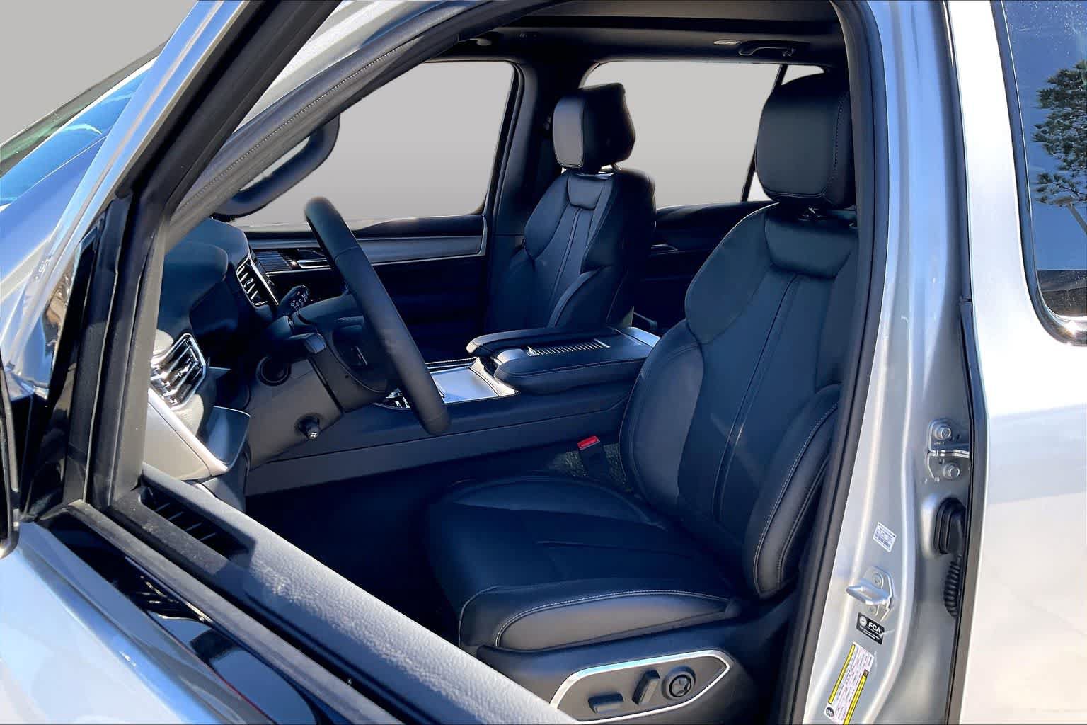 New 2026 Jeep Grand Wagoneer L 4WD w/ Premium Group I image 9