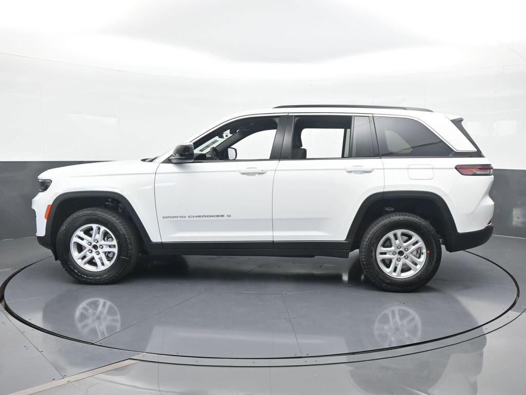 Used 2025 Jeep Grand Cherokee Laredo image 3