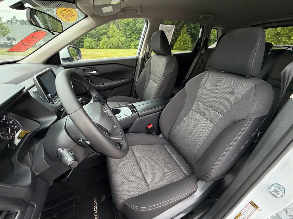 Used 2025 Nissan Rogue SV FWD image 11