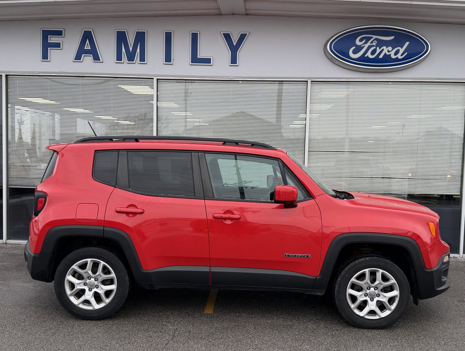 Used 2017 Jeep Renegade Latitude w/ Cold Weather Group image 8