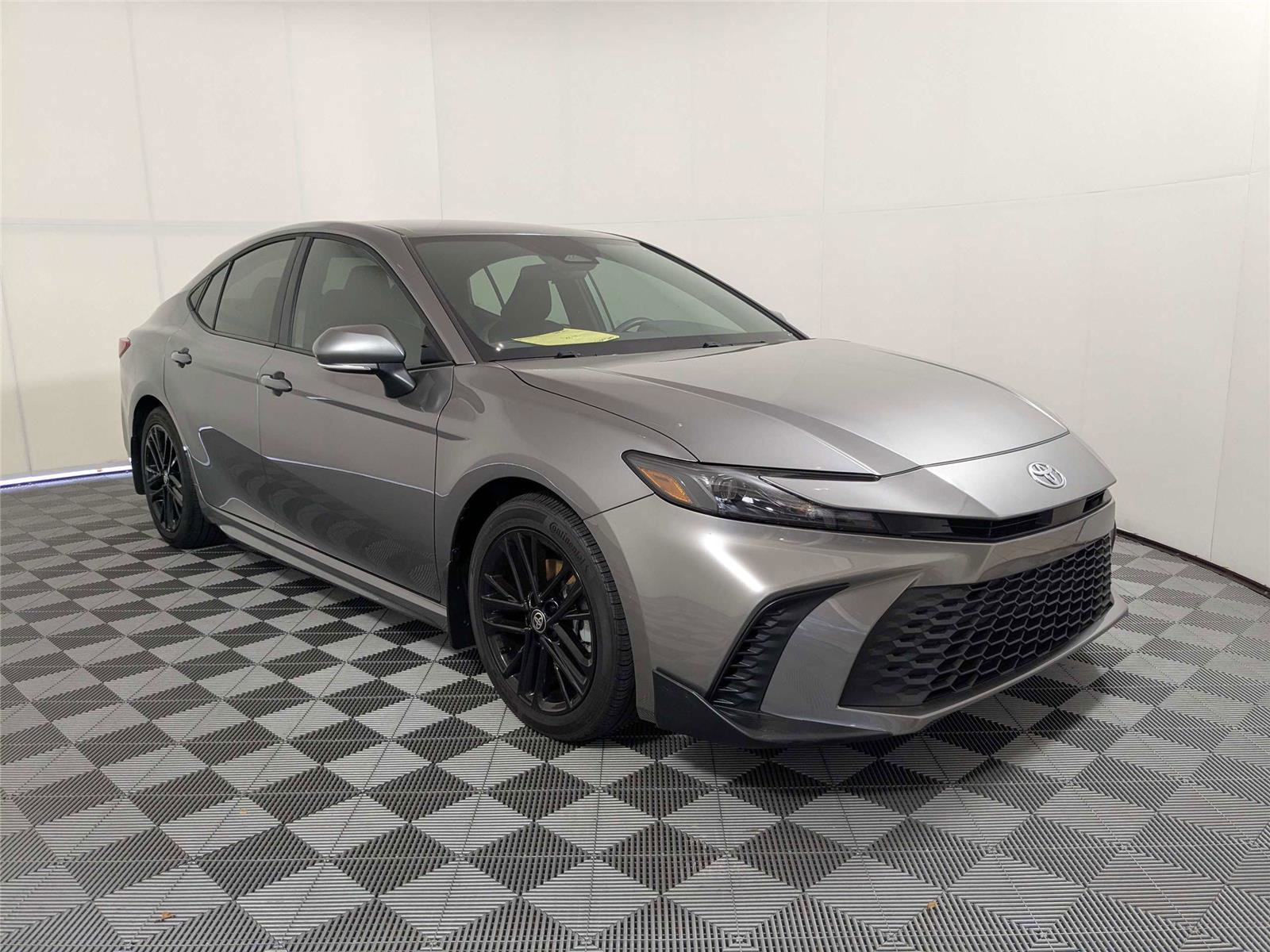 Used 2025 Toyota Camry SE FWD image 3