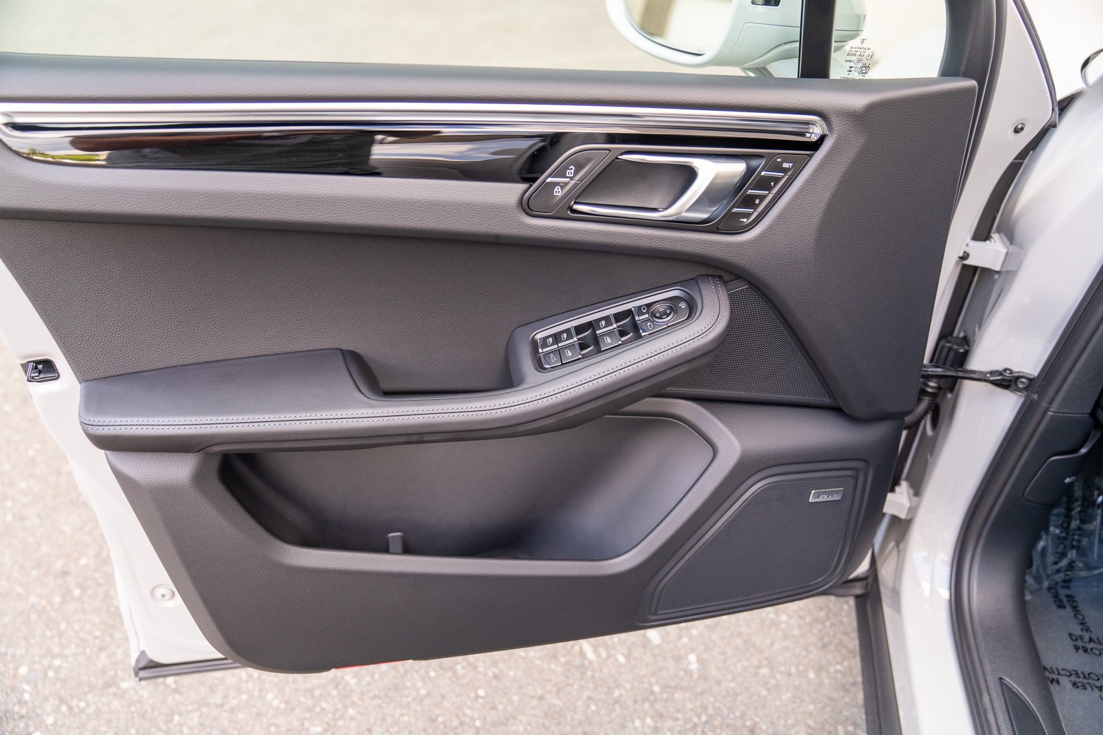 Certified 2025 Porsche Macan image 10