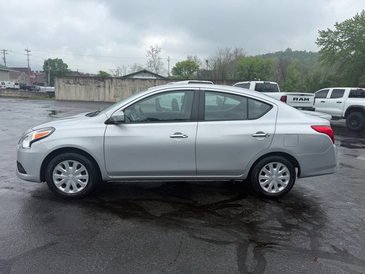 Used 2017 Nissan Versa SV FWD image 5