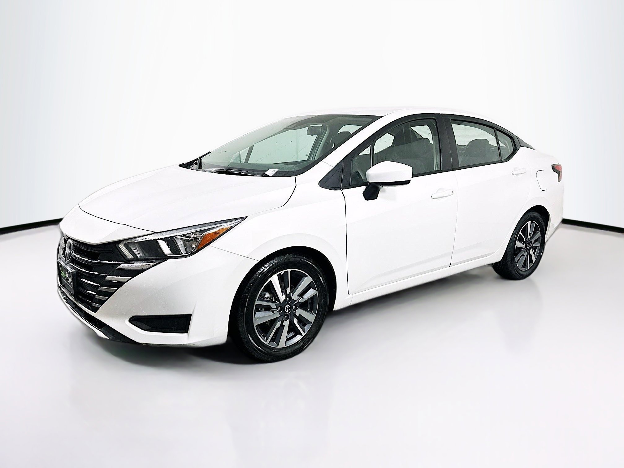 Used 2023 Nissan Versa SV image 3