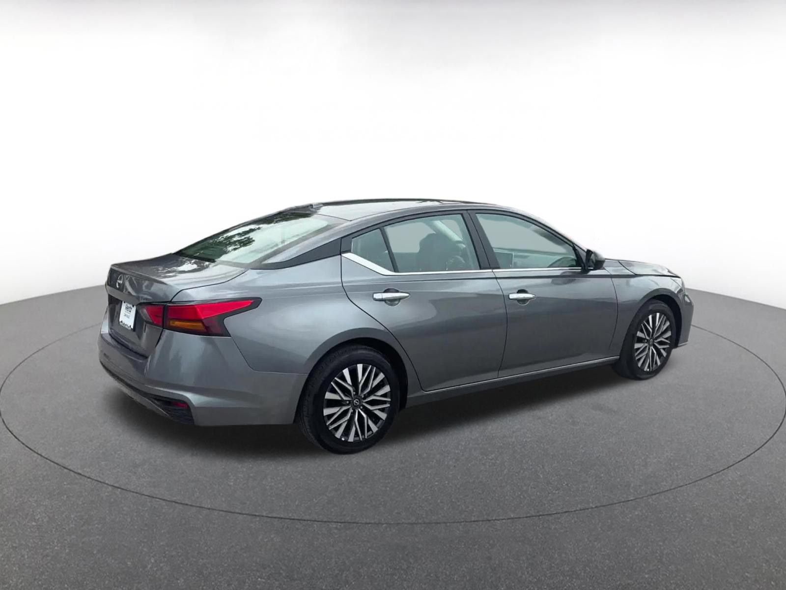 Used 2025 Nissan Altima 2.5 SV FWD image 12