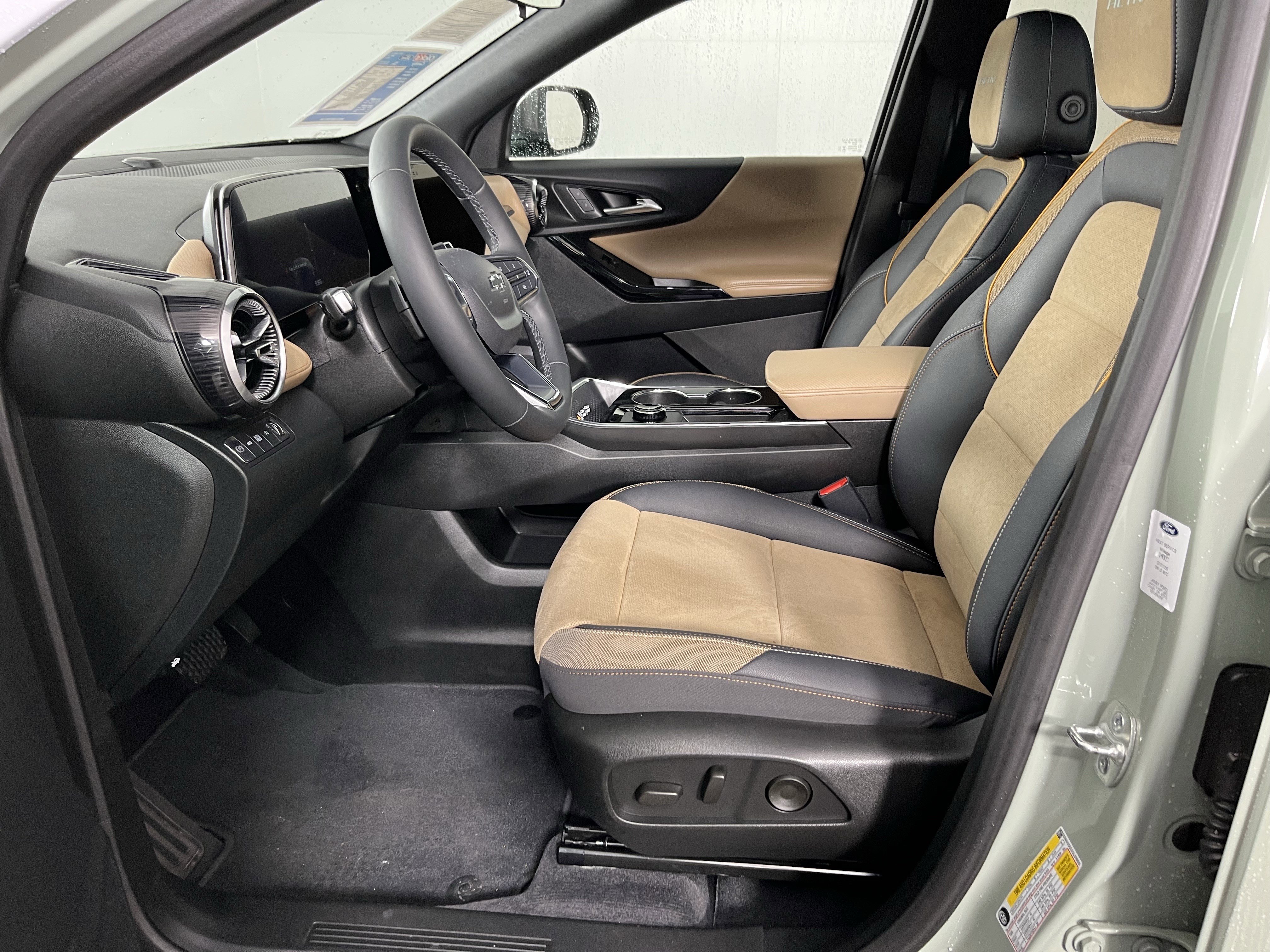 Used 2025 Chevrolet Equinox ACTIV w/ Convenience Package III image 11