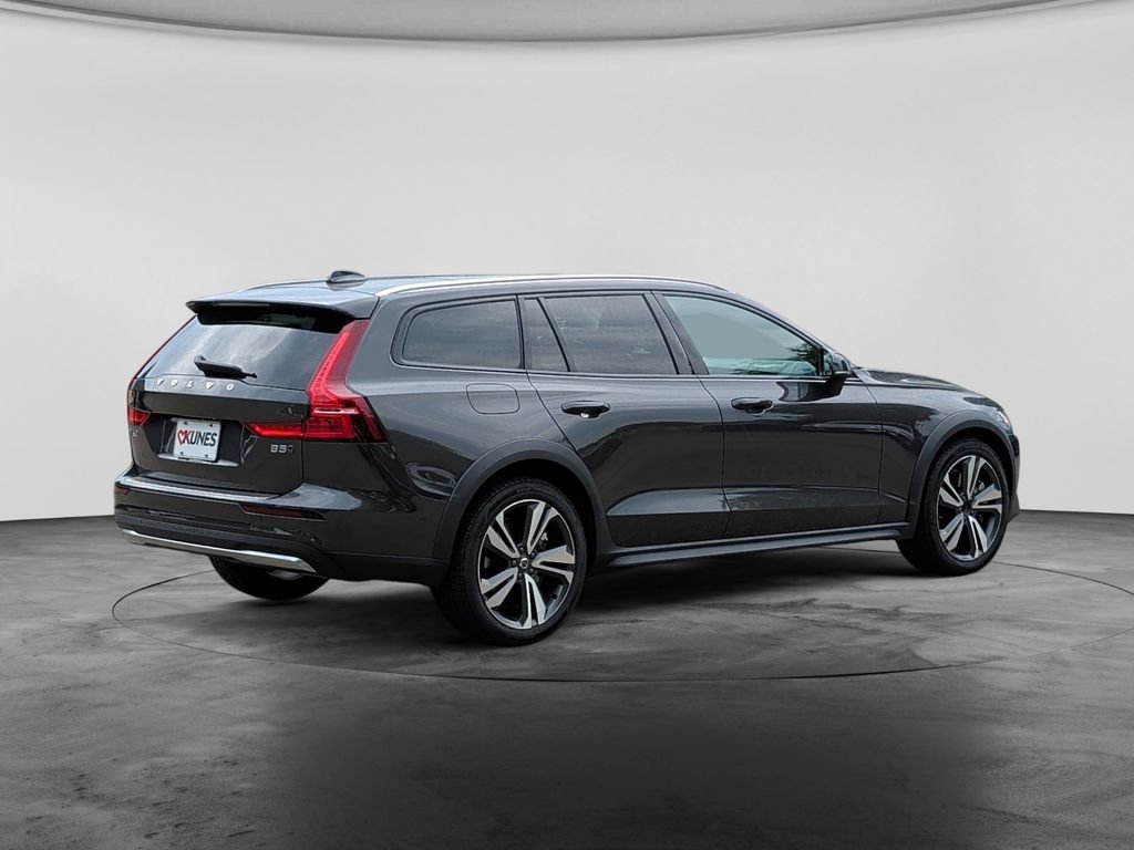 Used 2025 Volvo V60 B5 Cross Country Plus AWD/4WD image 7