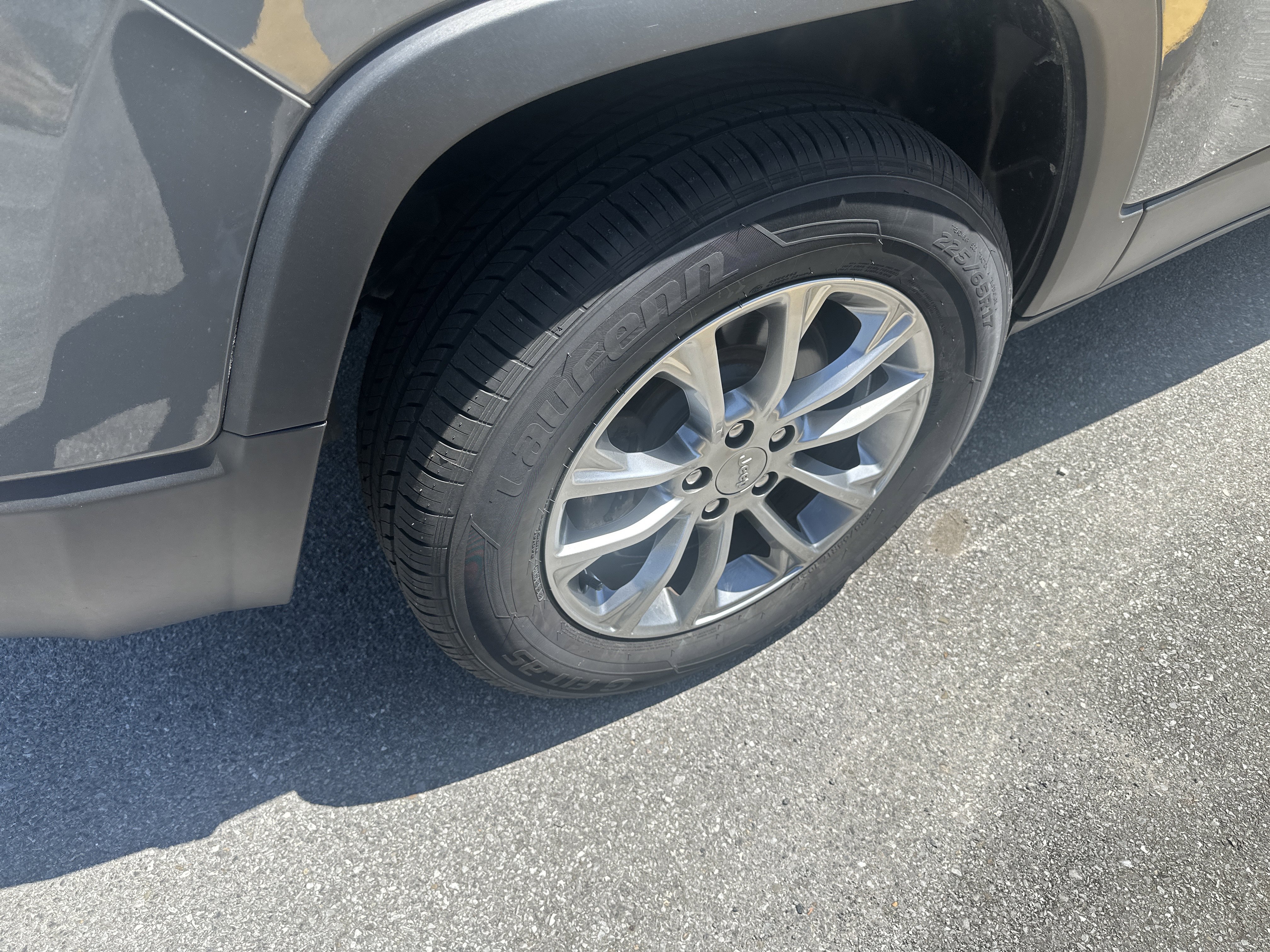 Used 2021 Jeep Cherokee Latitude Lux w/ Comfort/Convenience Group AWD/4WD image 25