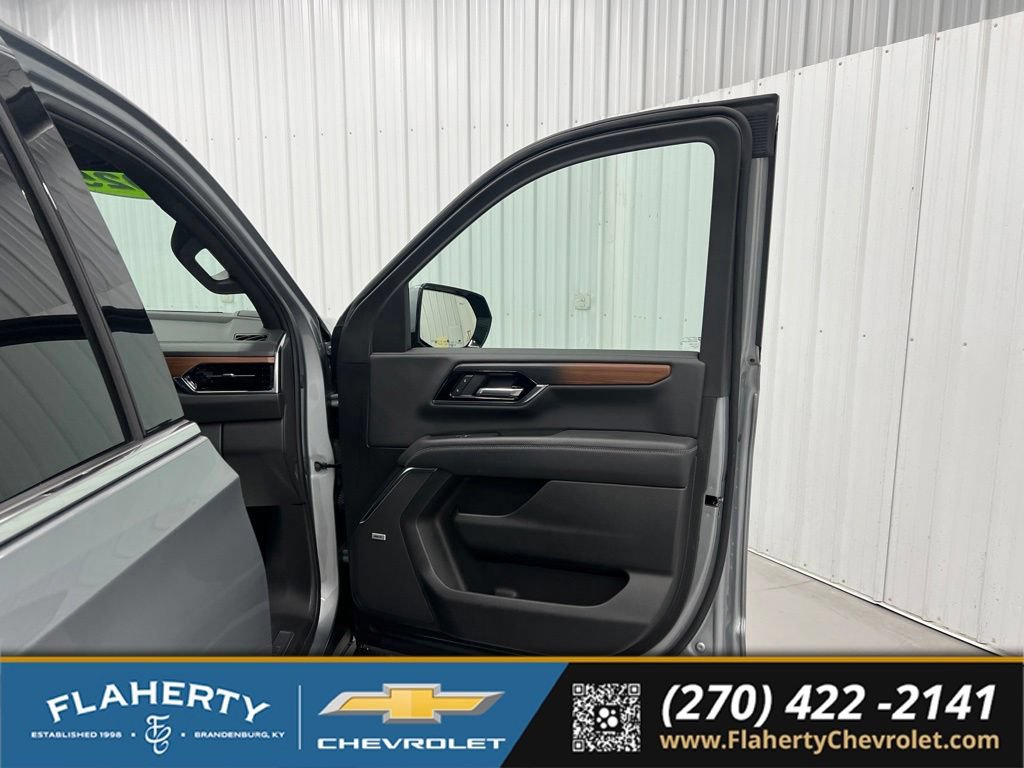 Used 2025 GMC Yukon XL Denali AWD/4WD image 14