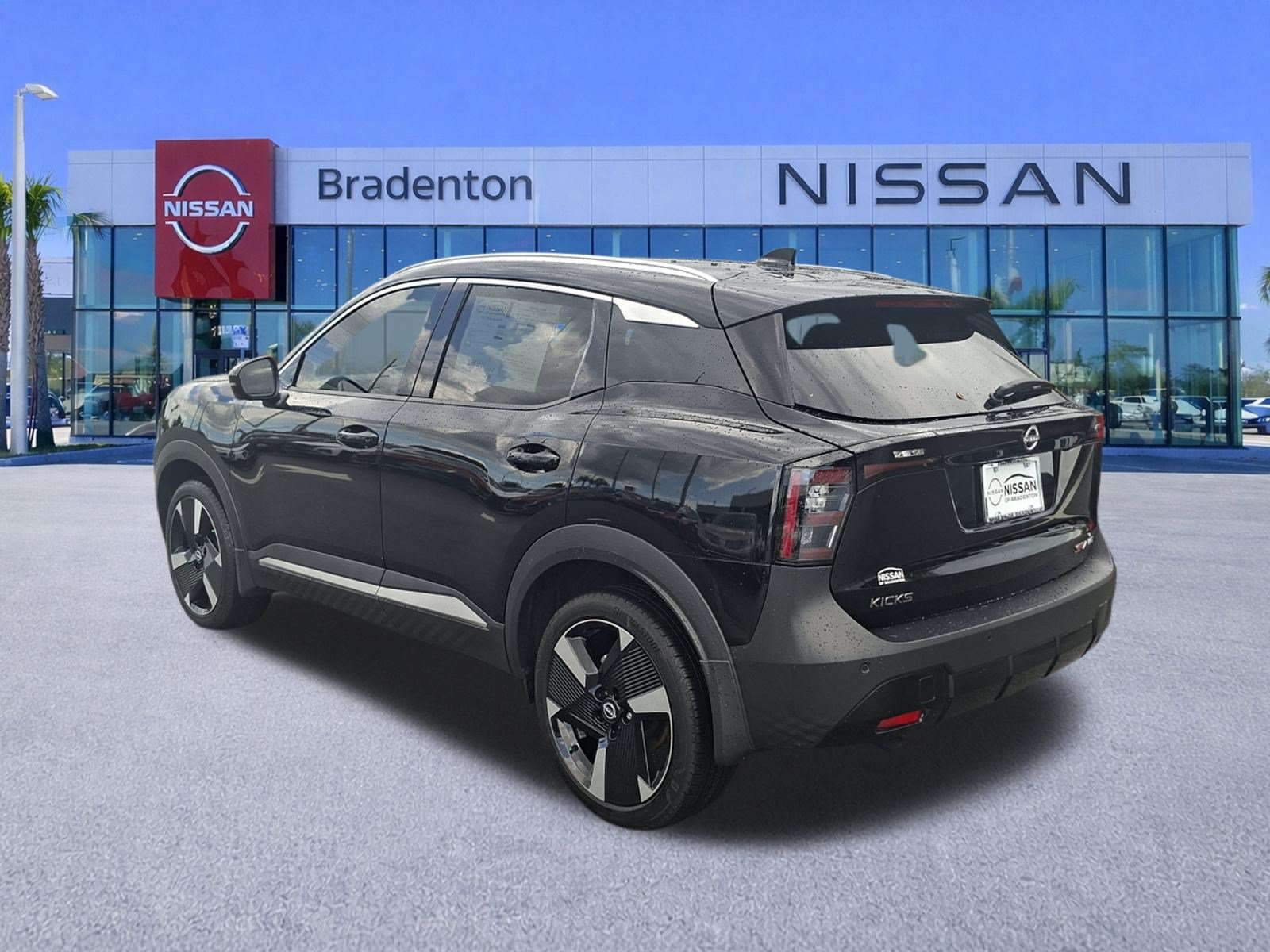 Used 2025 Nissan Kicks SR AWD/4WD image 7