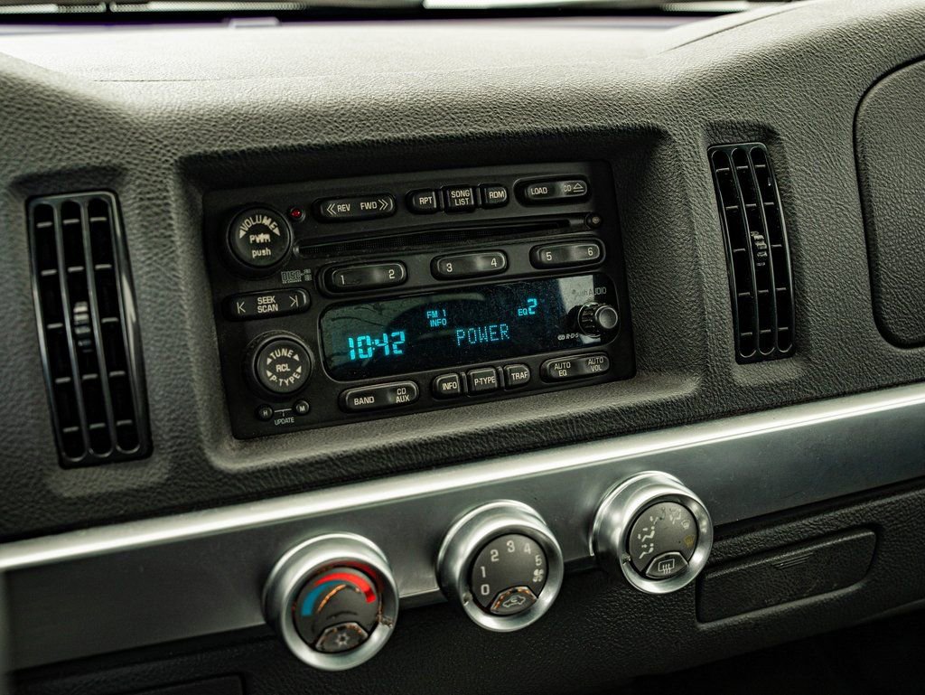 Used 2004 Chevrolet SSR w/ Preferred Equipment Group image 29