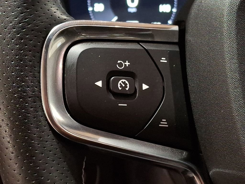 Used 2021 Volvo XC40 T5 R-Design w/ Climate Package AWD/4WD image 17