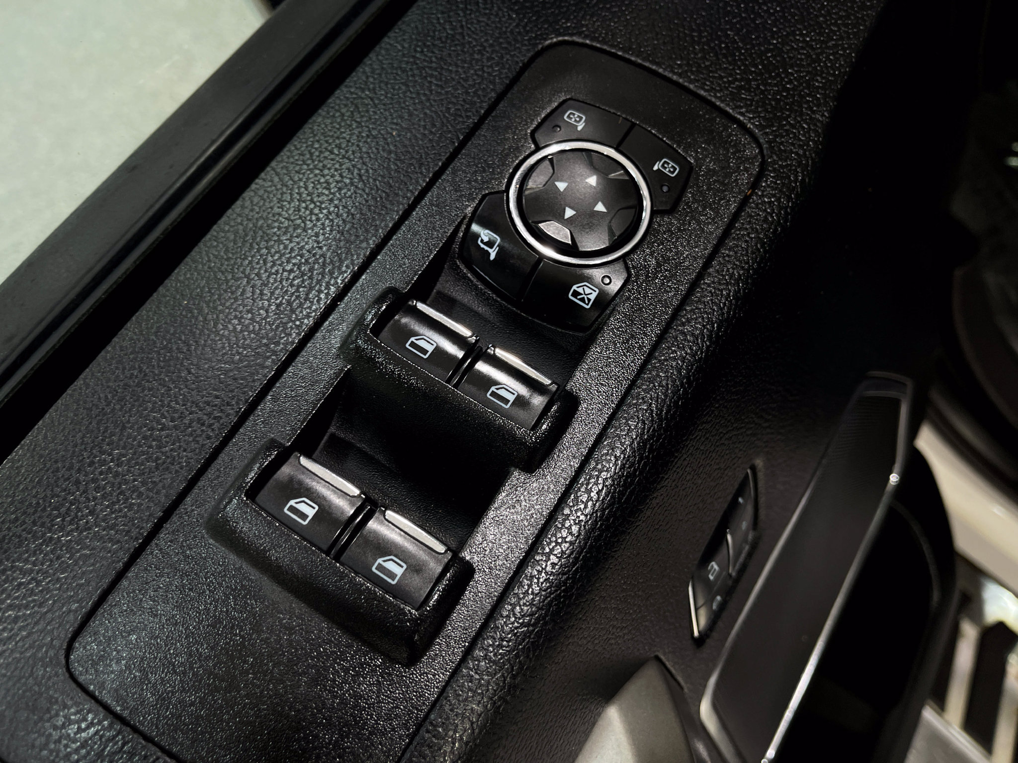 Used 2018 Ford F150 Lariat w/ Equipment Group 502A Luxury AWD/4WD image 16