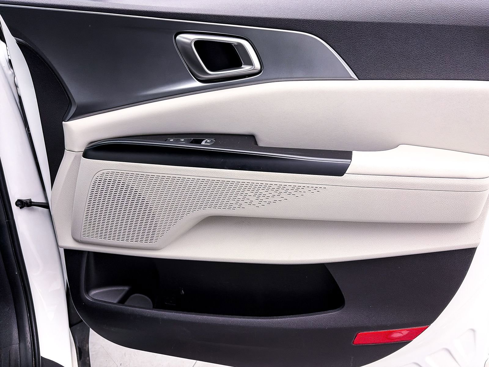 Used 2024 Kia Carnival LX image 30