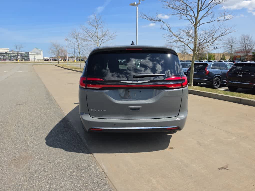 Used 2025 Chrysler Pacifica Select image 5