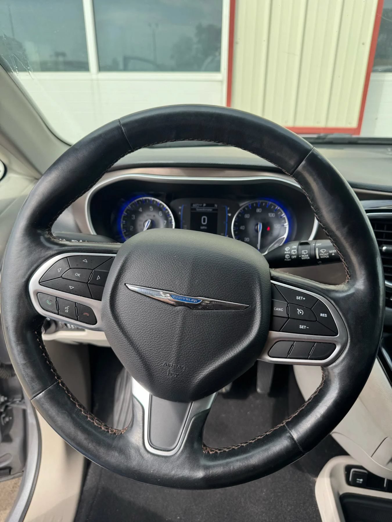 Used 2019 Chrysler Pacifica Touring-L FWD image 6