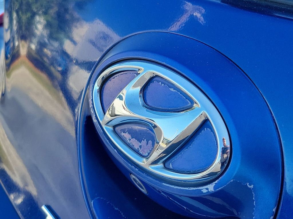 Used 2017 Hyundai Veloster Value Edition w/ Graphic Package (Lower Body) image 8