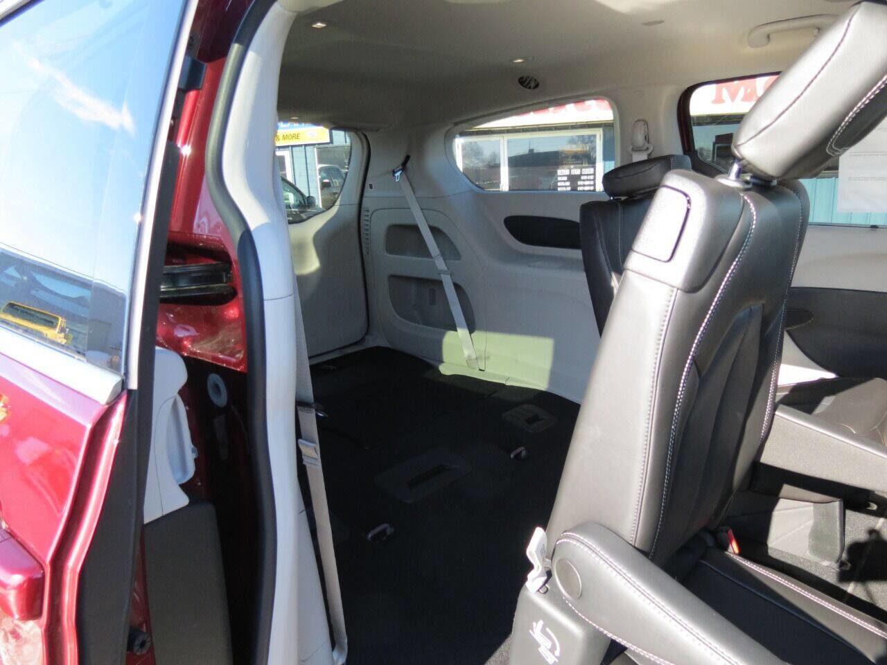 Used 2023 Chrysler Pacifica Touring-L image 13