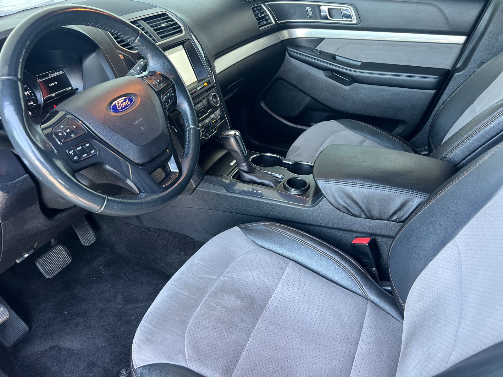 Used 2017 Ford Explorer XLT w/ Equipment Group 202A FWD image 10