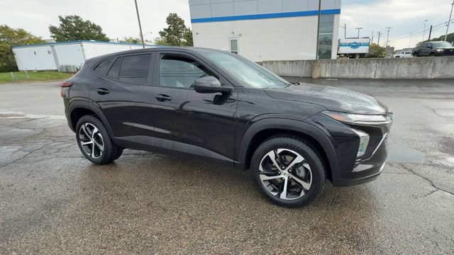 Used 2025 Chevrolet Trax RS FWD image 2