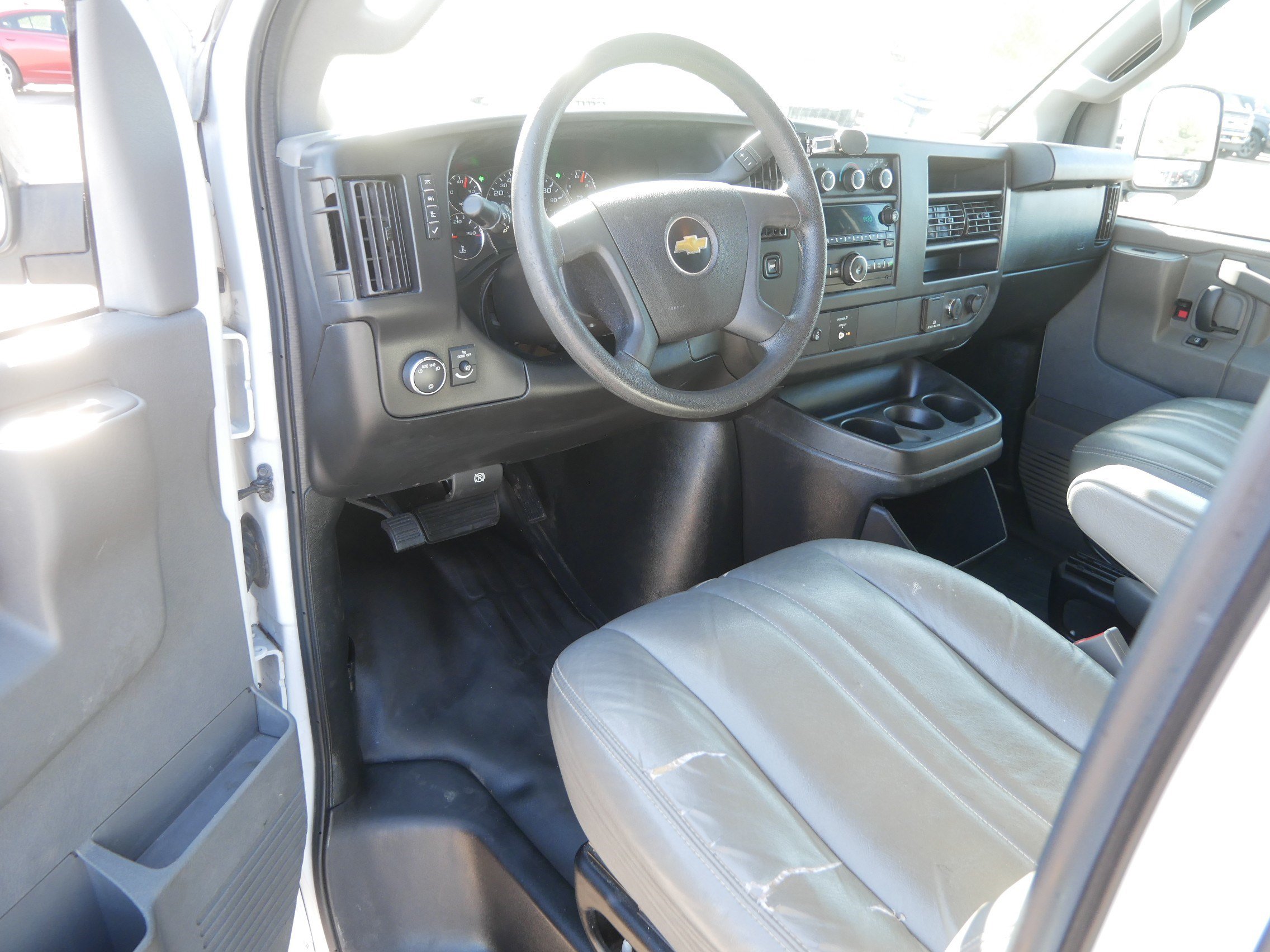 Used 2017 Chevrolet Express 2500 RWD image 9