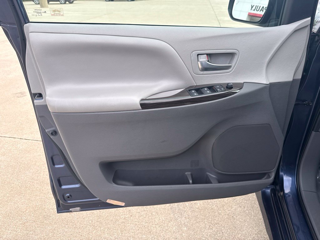 Used 2020 Toyota Sienna XLE FWD image 18