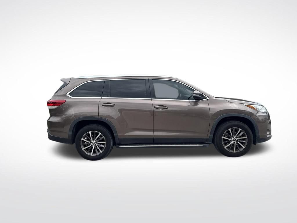 Used 2019 Toyota Highlander XLE FWD image 4