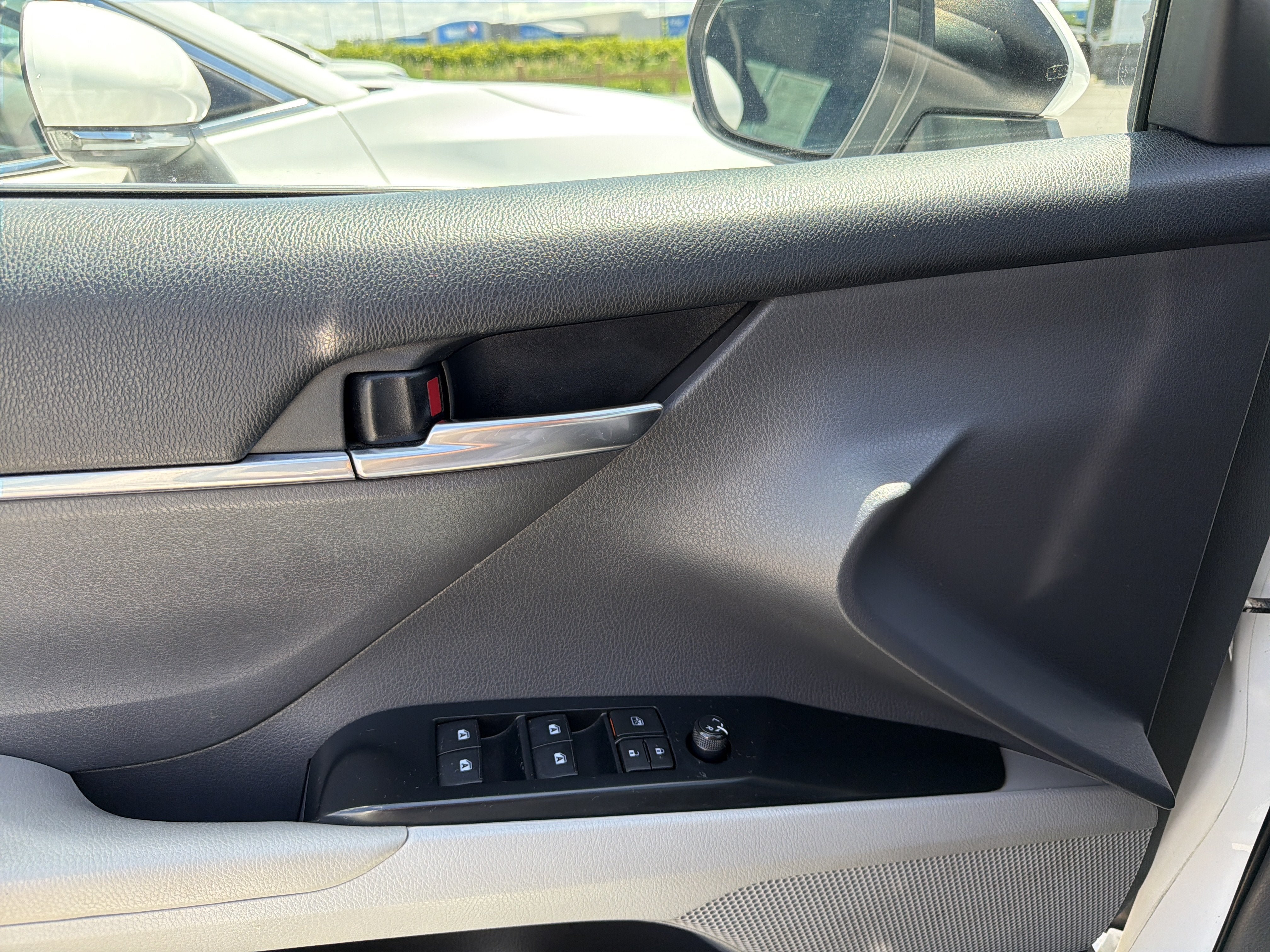 Used 2019 Toyota Camry SE FWD image 14