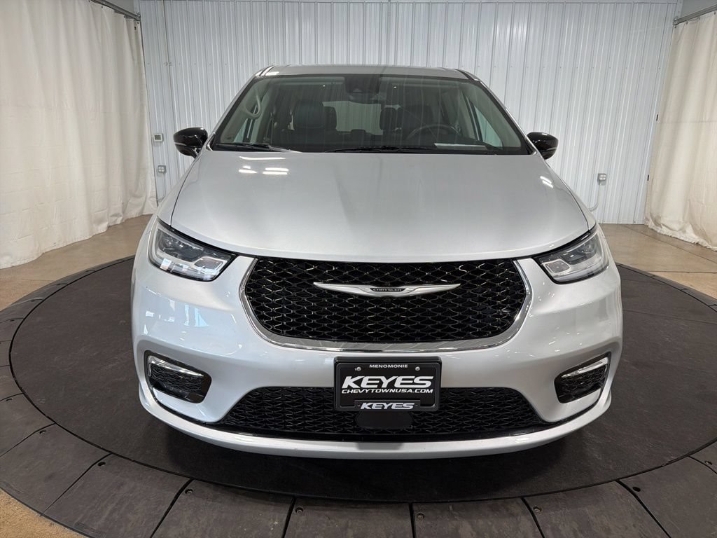 Used 2024 Chrysler Pacifica Touring-L FWD image 12