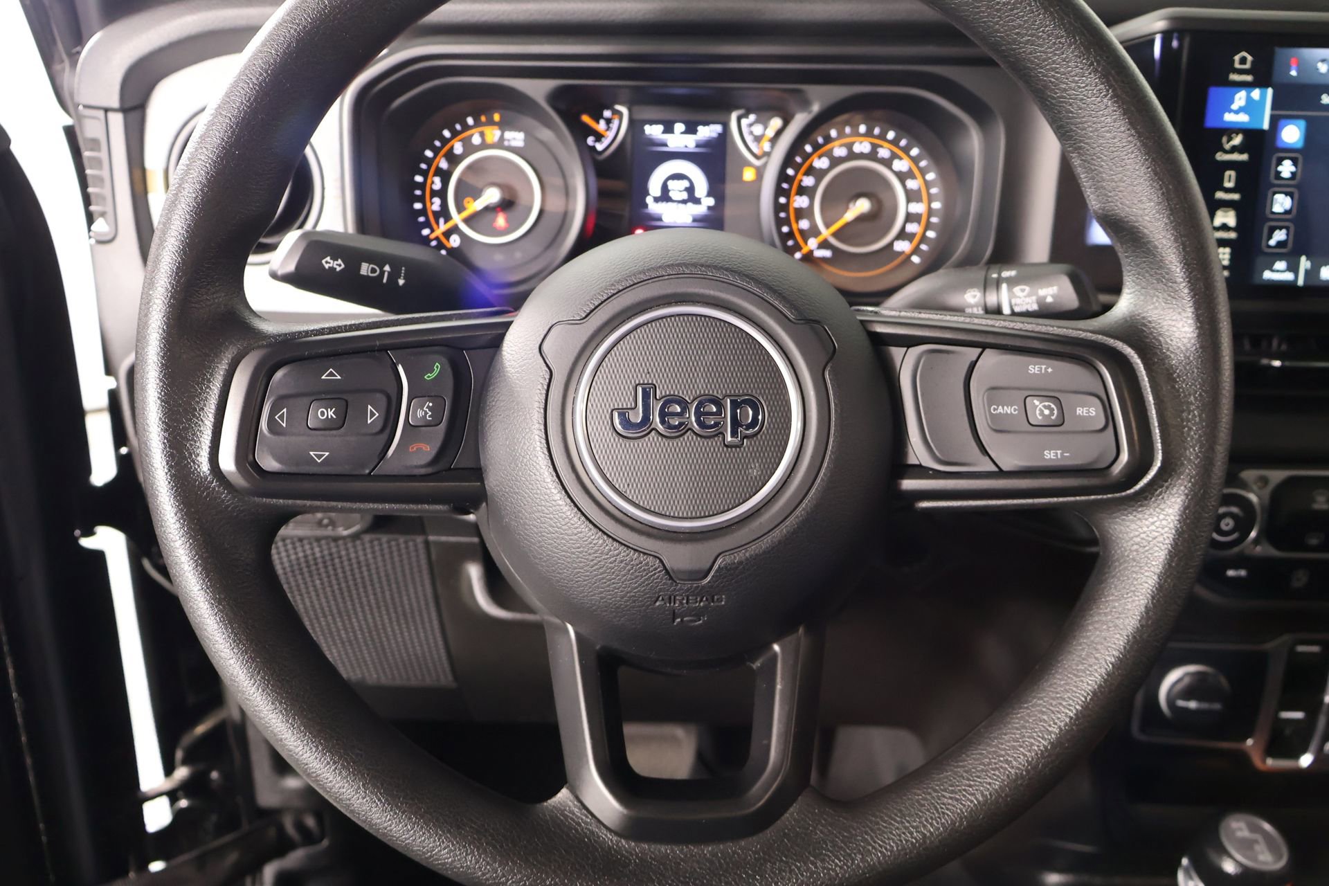 Used 2025 Jeep Gladiator Sport AWD/4WD image 3