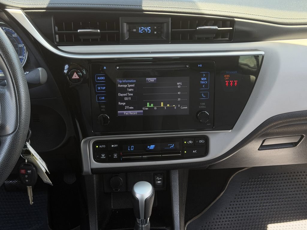 Used 2018 Toyota Corolla LE FWD image 17
