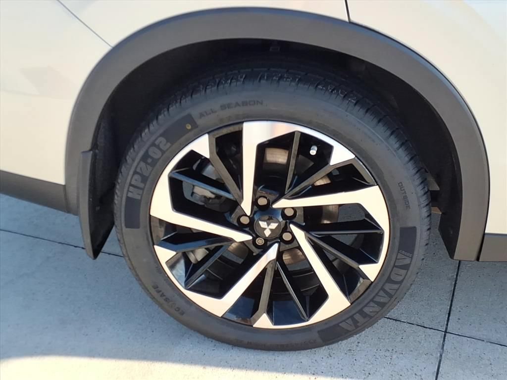 Used 2023 Mitsubishi Outlander 4WD Plug-In Hybrid image 13