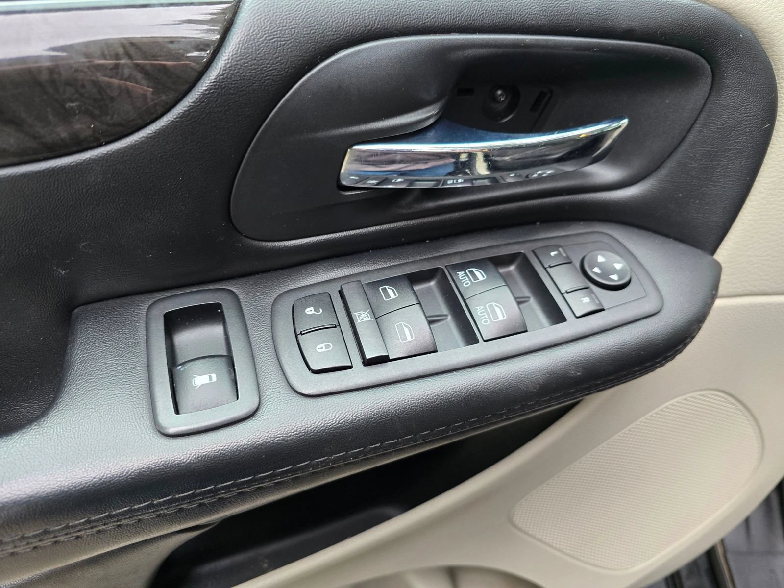 Used 2018 Dodge Grand Caravan SE image 22