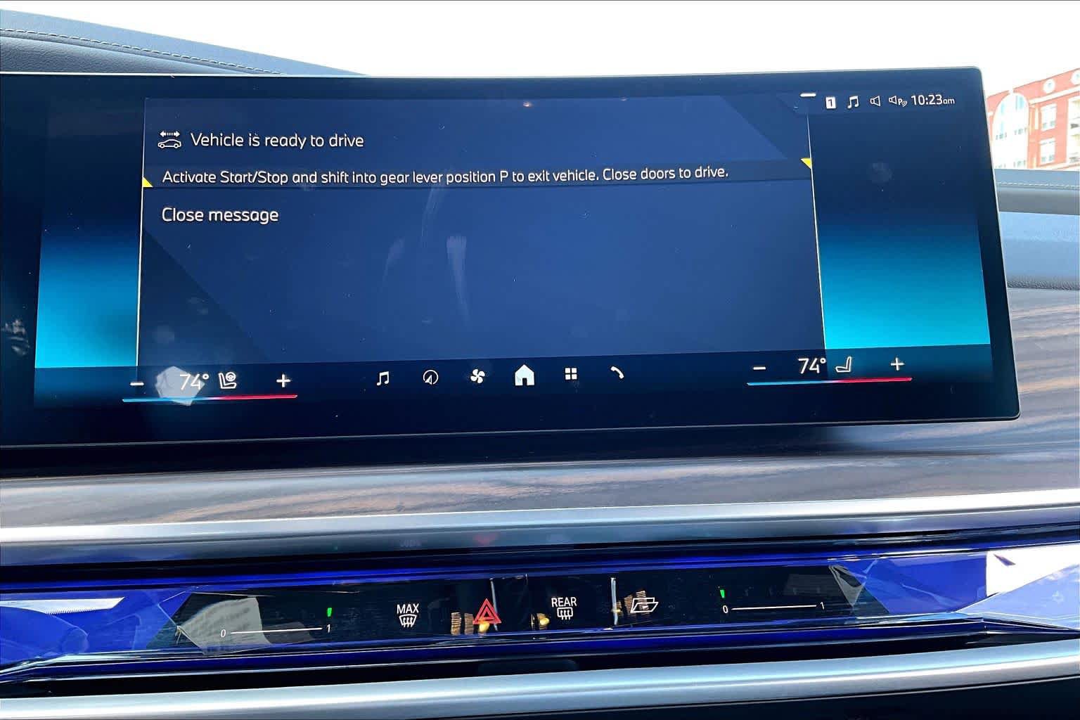 Used 2025 BMW i7 xDrive60 image 32